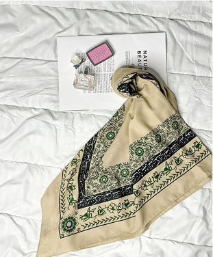 امرأة في معطف أسود